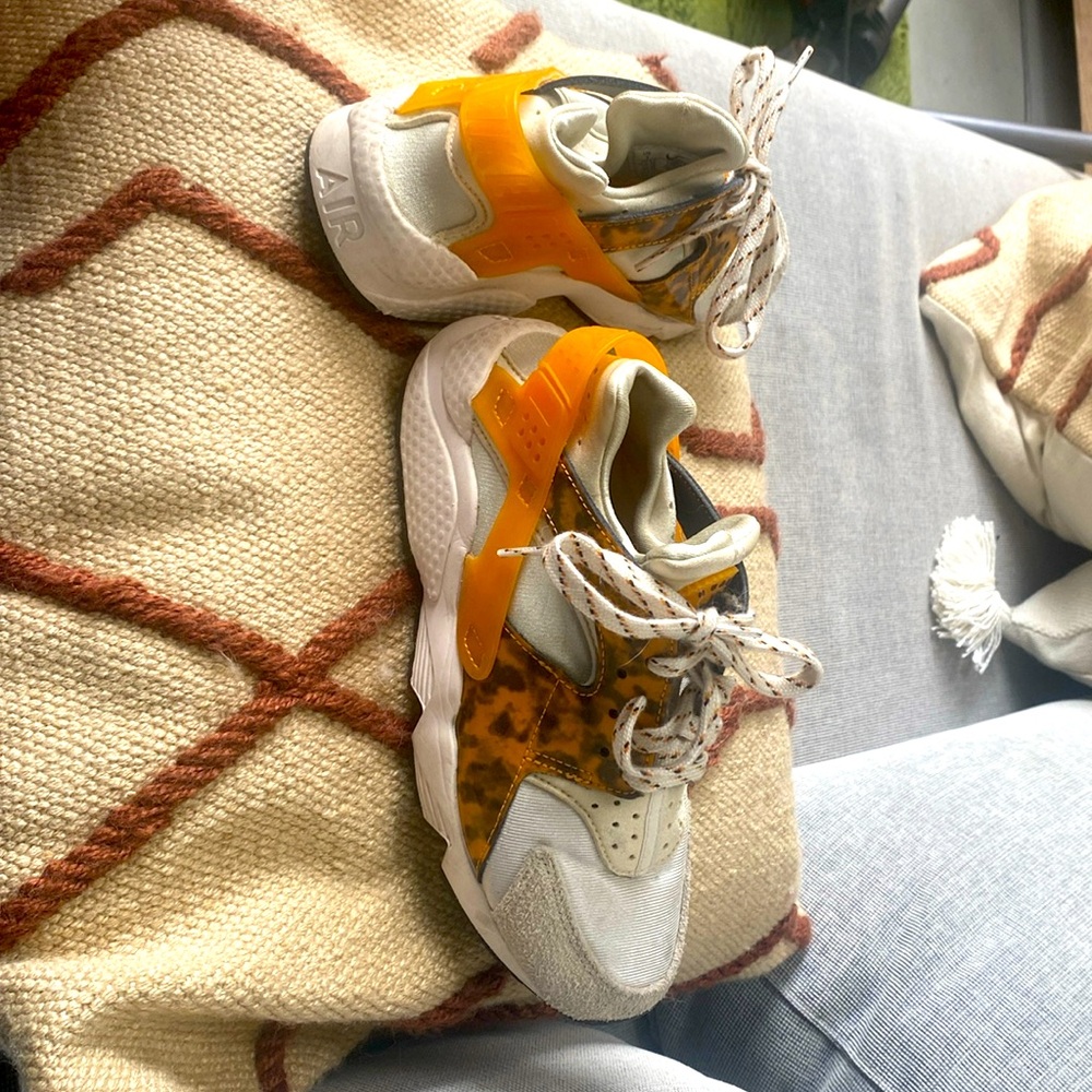 Nike Air women’s cream w camo cage detail